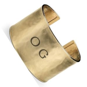 brazalete de oro con letras O G