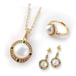 conjunto o juego de anillo, cadena y pendientes de oro con perlas