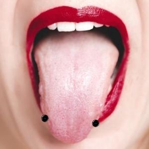piercing horizontal de lengua de bolas