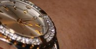 guia para comprar relojes de oro con diamantes