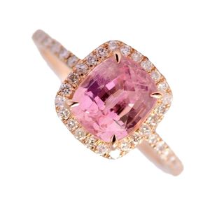 anillo de compromiso de oro rosa de 18k con zafiro Padparadscha, tipo halo