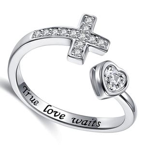 anillo de pureza grabado en diseño cruz y corazón, de plata de ley 925 con circonitas cubicas