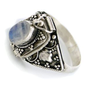 anillo para veneno estilo medieval, de plata de ley con piedra lunar arcoiris